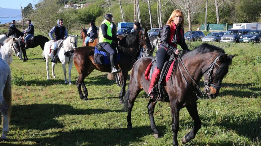 Jinetes y caballos en O Frendoal de Liméns, en una edición anterior de la &quot;ruta pola costa&quot;