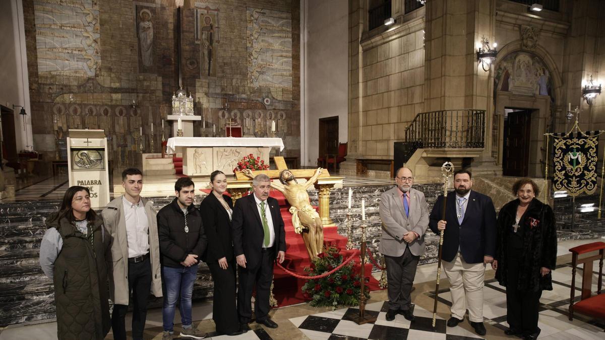La Hermandad de la Vera Cruz de Gijón recibe al Santo Cristo de la Misericordia como nuevo titular.