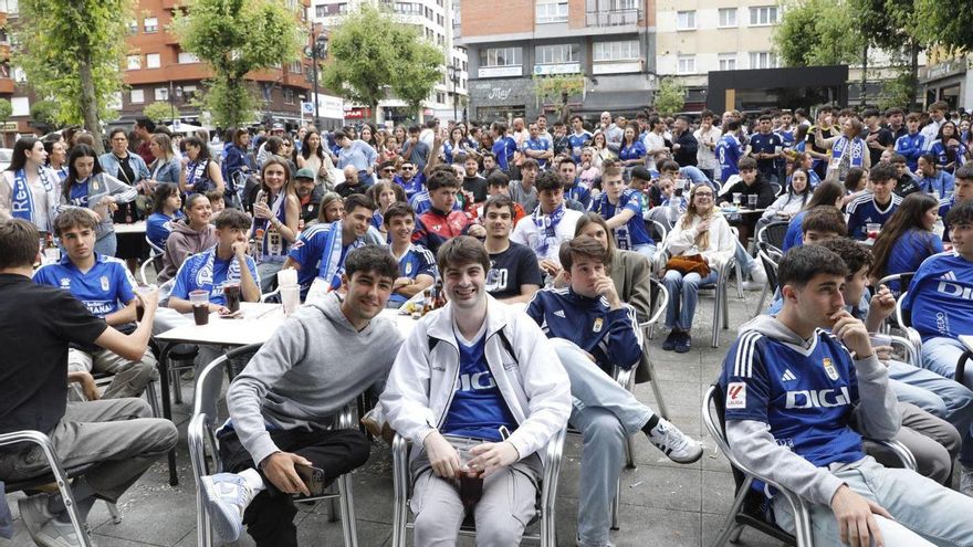 Aficionados del Oviedo, ayer, en la plaza de Pedro Miñor, durante el partido del Oviedo ante el Mirandés en Anduva. | JUAN PLAZA
