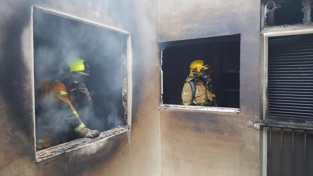 Cien vecinos desalojados por un incendio en una casa de Calp