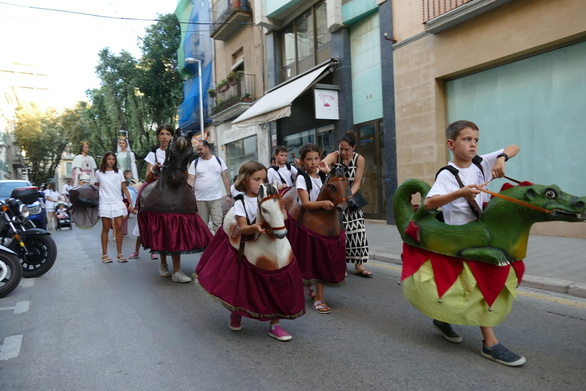 Els gegants de Figueres animen les Festes de Sant Pere amb el ball del seguici i una exposició