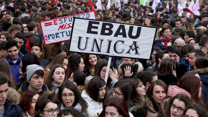 Cientos de estudiantes salen a la calle en Valladolid por una Ebau única .