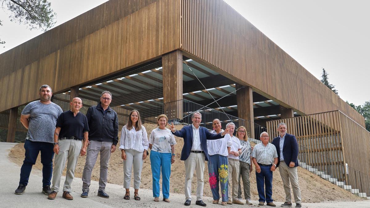 Caballero (c.) con autoridades y responsables de la pista deportiva de Zamáns.