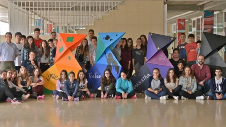 Parte de los alumnos del Instituto de La Hoya de Elche implicados en proyectos educativos donde se abordan los valores, las emociones y el amor por las letras.