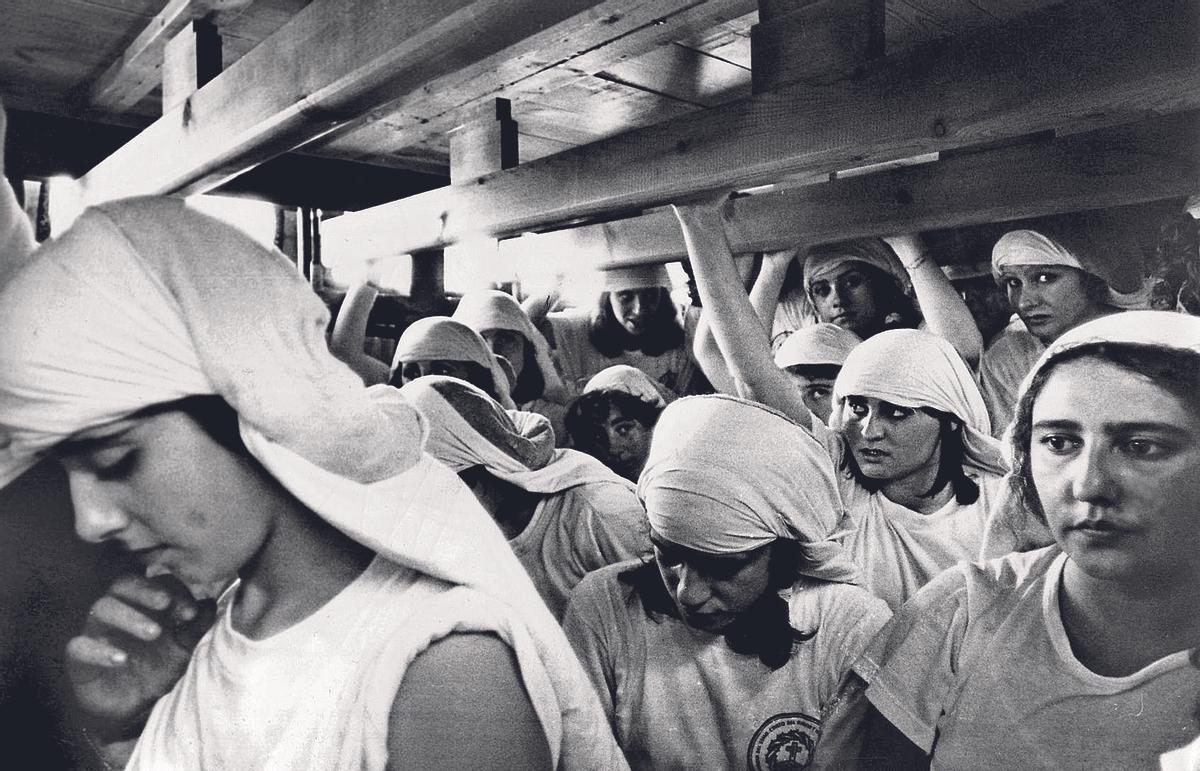 Costaleras bajo el palio de la Virgen de la Encarnación.