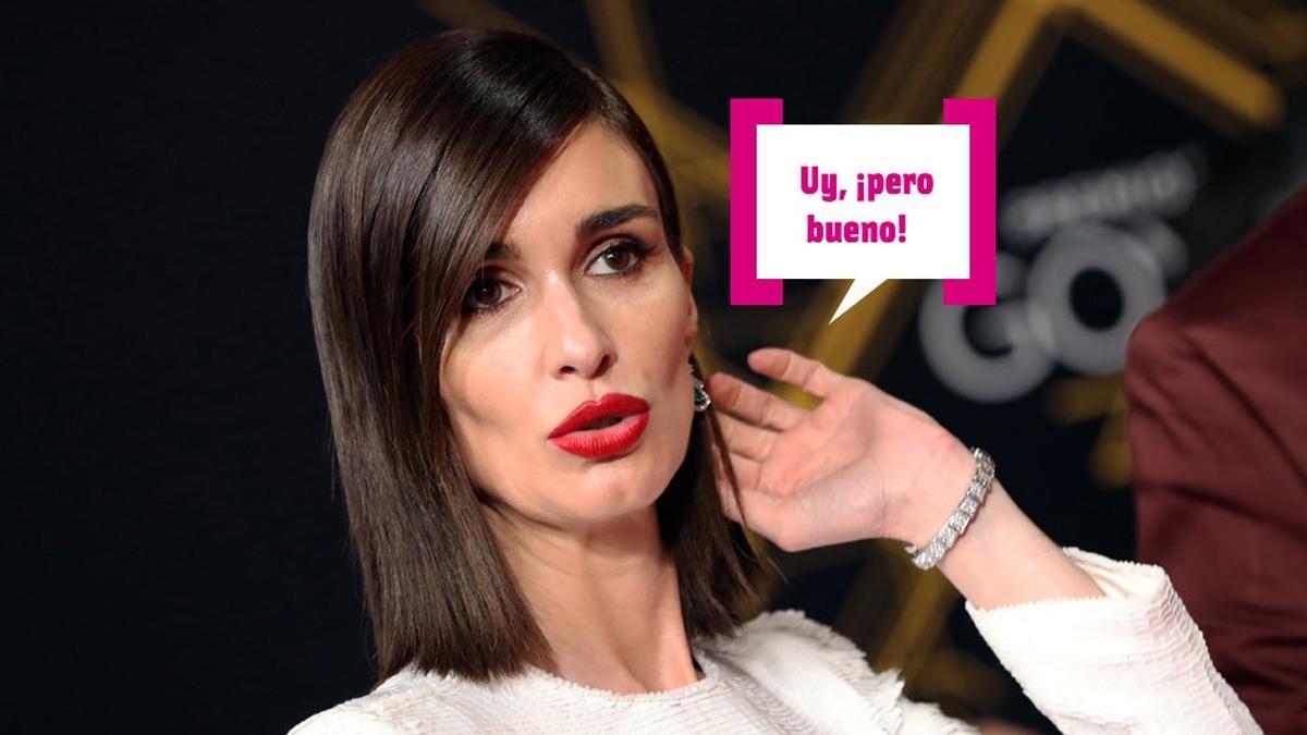 Paz Vega se toca el pelo en los Premios Goya