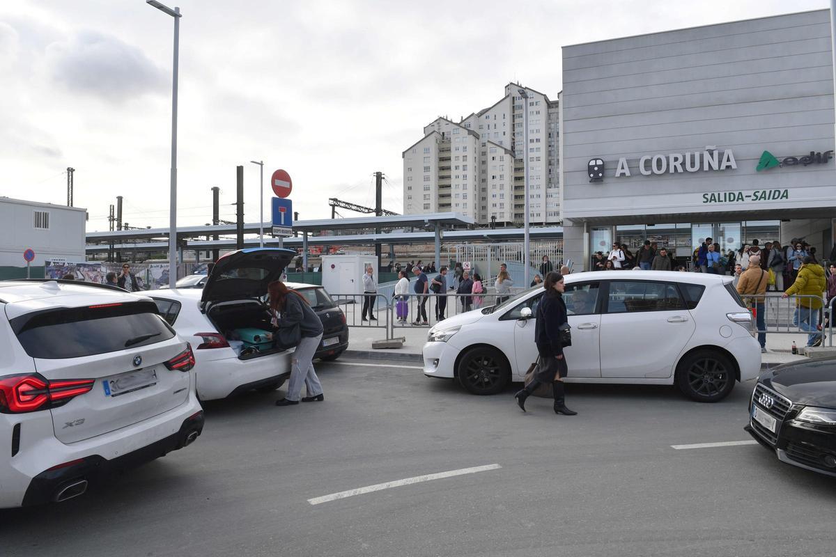 Coches parados en la rotonda de la Estación Provisional