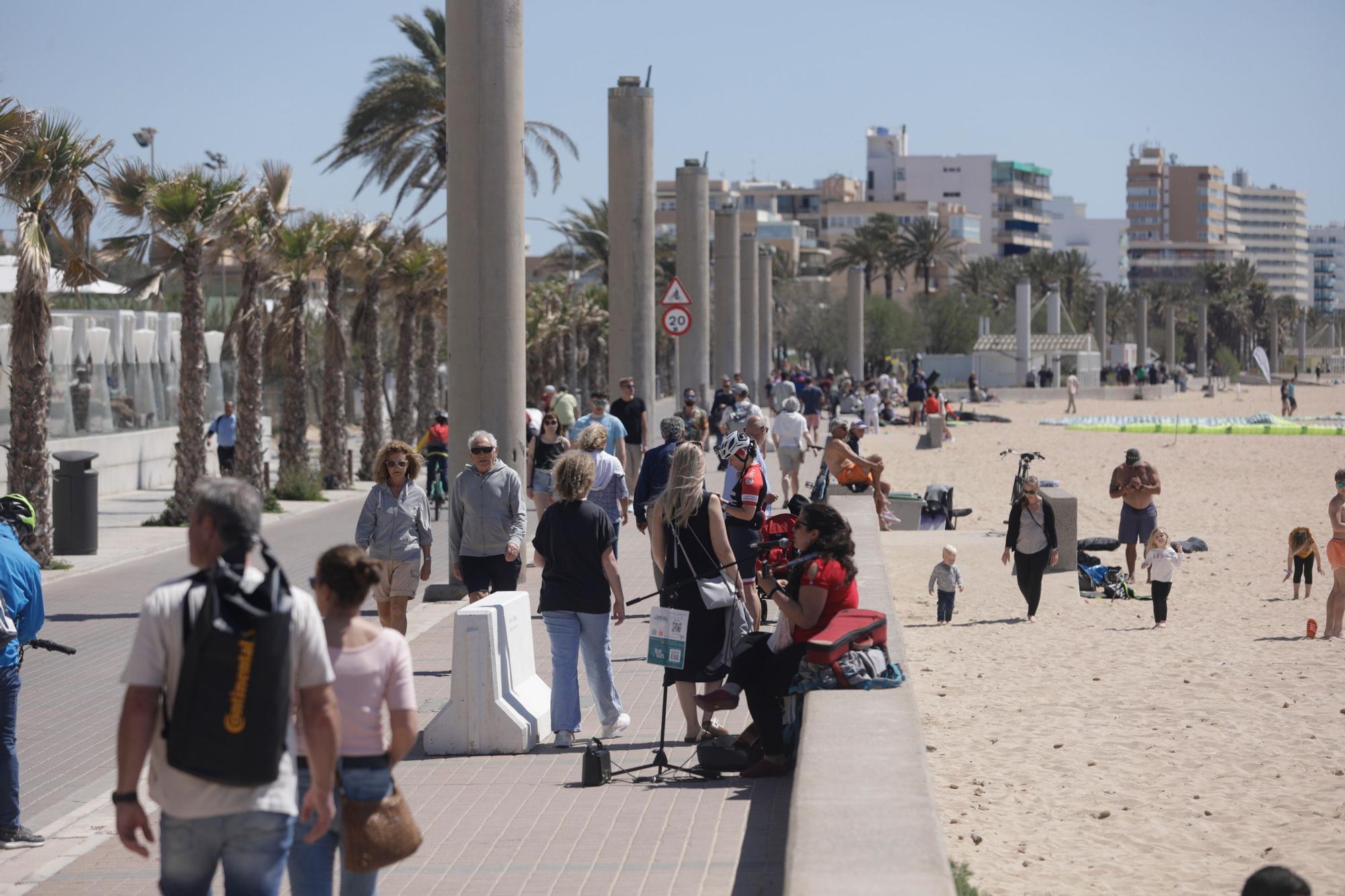 Mallorca empieza a rebosar: los turistas llenan las playas y también el centro de Palma