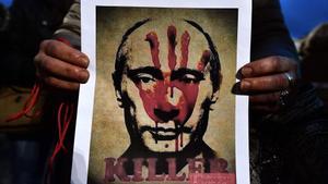 El rostro de Vladímir Putin, en un cartel en una protesta en Génova (Italia) contra el ataque de Rusia a Ucrania.