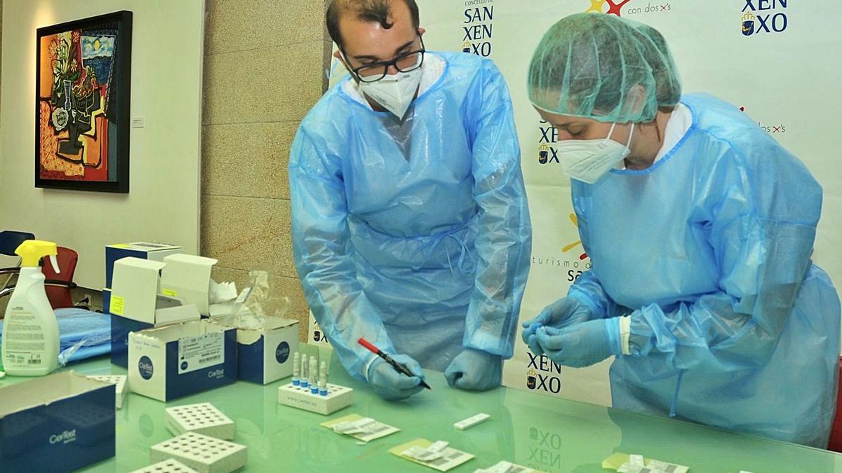 Profesionales sanitarios, ayer, etiquetando los test de antígenos realizados en la Sala Nauta.