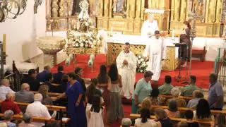 La Virgen del Carmen de Asturianos salió a la luz de las velas y regresó con los rayos de sol