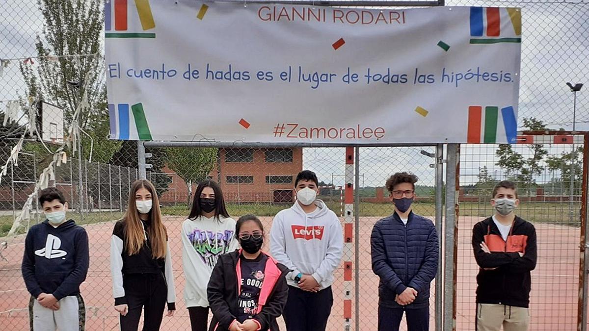 Alumnos del IESO Los Salados (Benavente) bajo una pancarta con la frase de Gianni Rodari. | Cedida