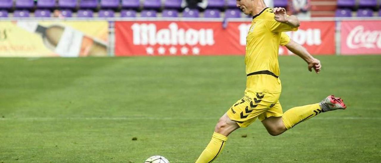 Susaeta se dispone a golpear el balón durante el partido ante el Valladolid.