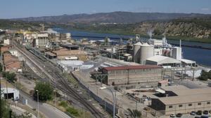 Vista de la factoría de Ercros en Flix, junto al embalse, dedicada esencialmente a la producción de derivados del cloro.