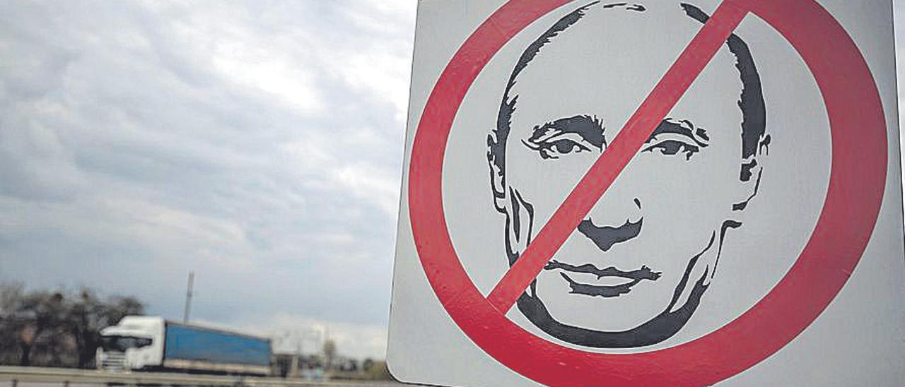 Putin, con una señal de prohibido en una calle de Leópolis (Ucrania).