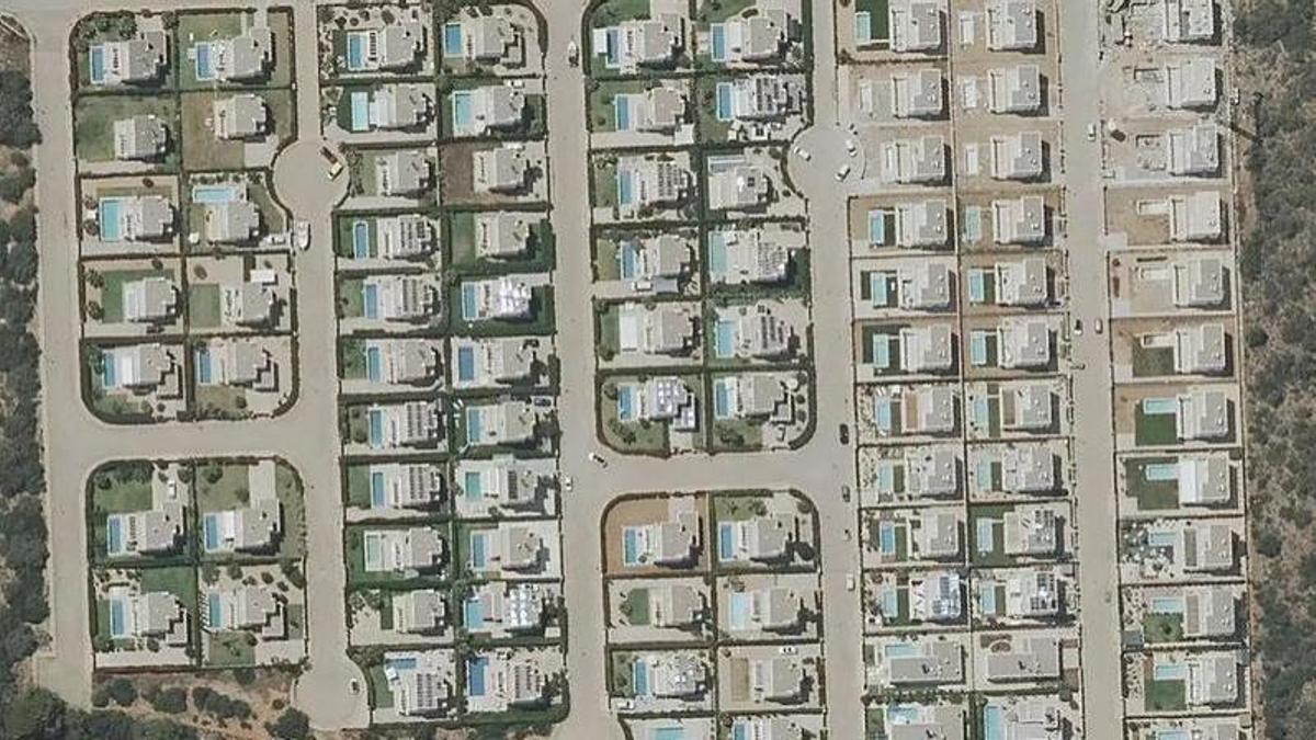 Fast jedes Haus ein Pool: Luftbild einer Neubausiedlung bei Sa Ràpita