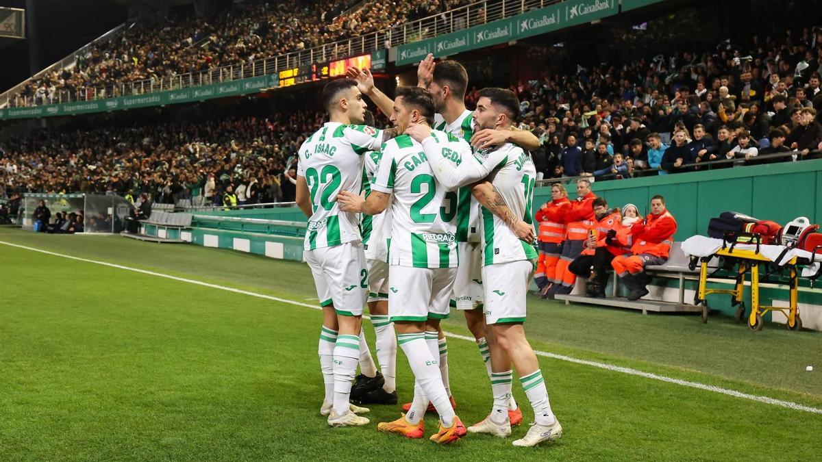 Los futbolistas del Córdoba CF celebran un tanto este curso en El Arcángel.