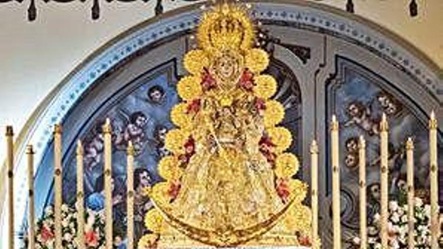 Delante de la Virgen del Rocío.