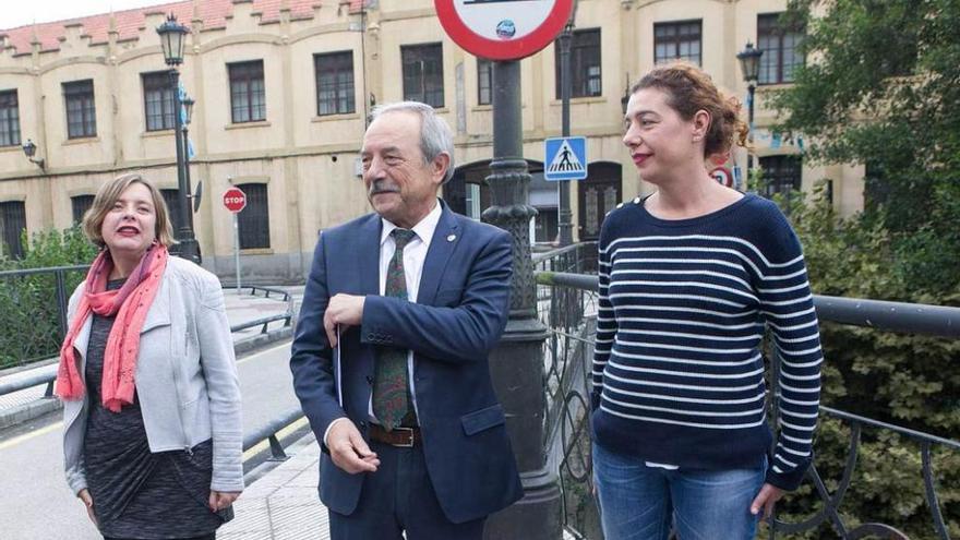 Por la izquierda, Ana Taboada (Somos), Wenceslao López (PSOE) y Cristina Pontón (IU), ayer, frente a la Fábrica de Armas de Trubia.