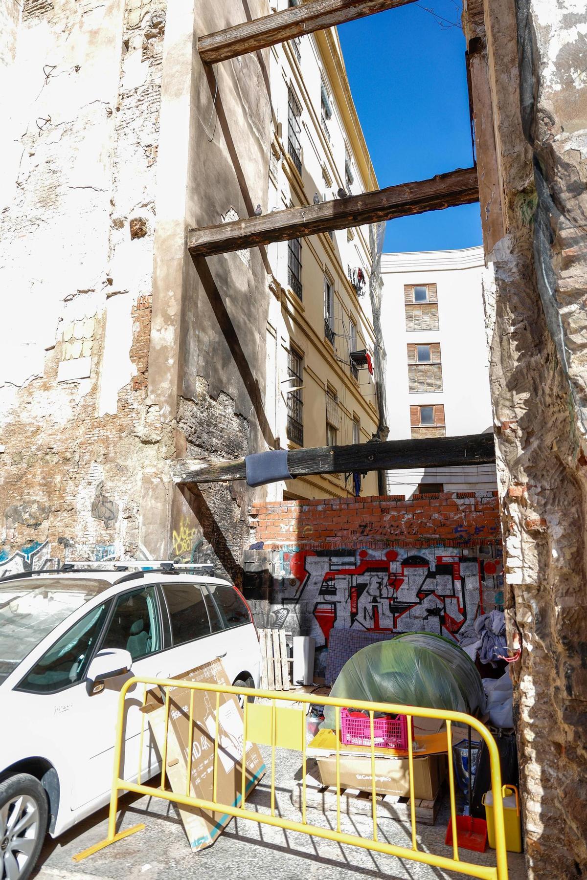 Tienda de campaña en la calle En Gordó donde pernoctan personas con problemas de drogadicción