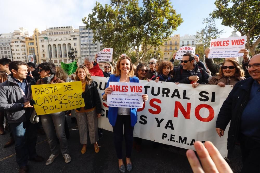 La protesta con tractores por las medidas de pacificación de la CV-500 llega a la ciudad