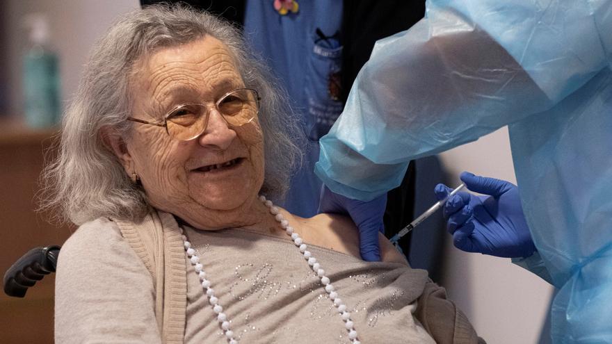 Avelina Serrano, de 94 años, primera vacunada contra la covid-19 en Baleares