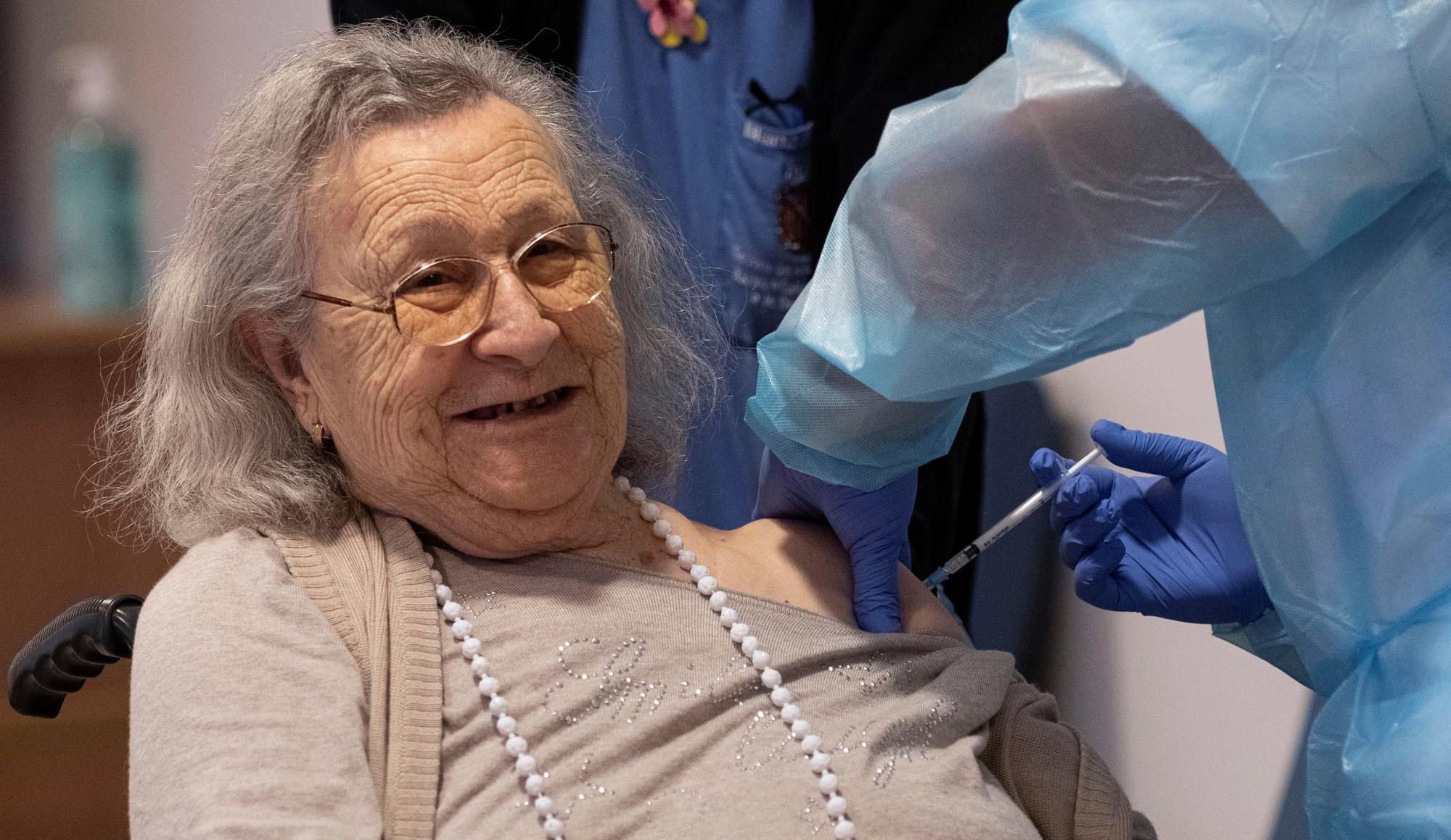 Avelina Serrano, de 94 años, primera vacunada contra la covid-19 en Baleares