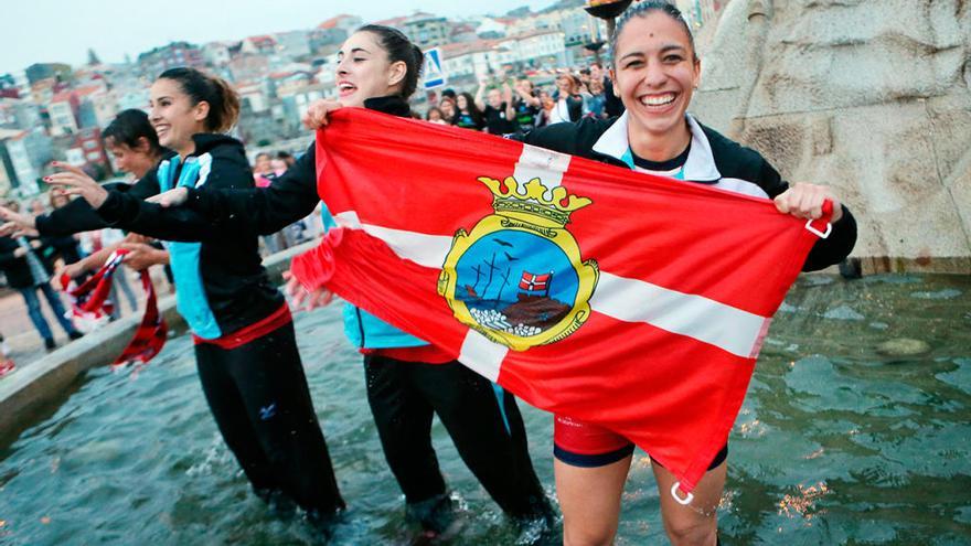 Estela Doiro, con la bandera de A Guarda, durante la celebración del título de liga en 2017. // Marta G. Brea