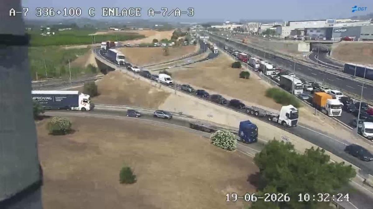 Retenciones en la A-3 por el corte de los tres carriles por un accidente