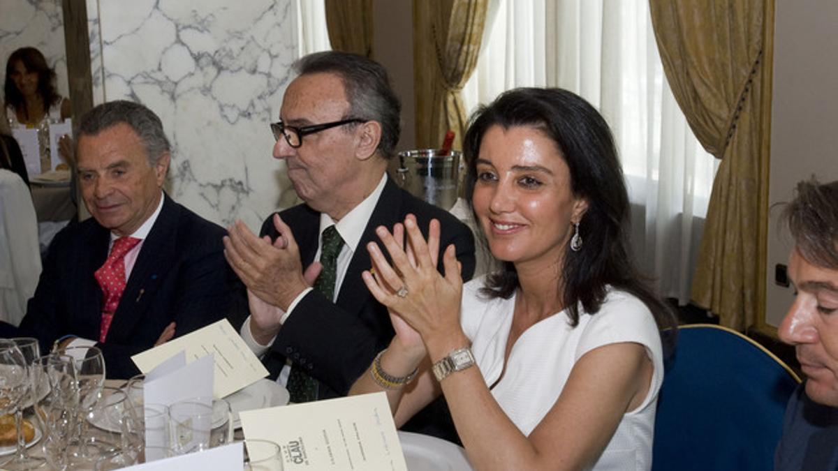 Liliana Godia, tras recibir 'La llave de Barcelona', junto a Joan Gaspart y Josep Lluis Rovira.