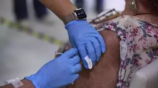 Los mayores de 70 recibirán la tercera dosis de la vacuna del covid a partir del 25 de octubre