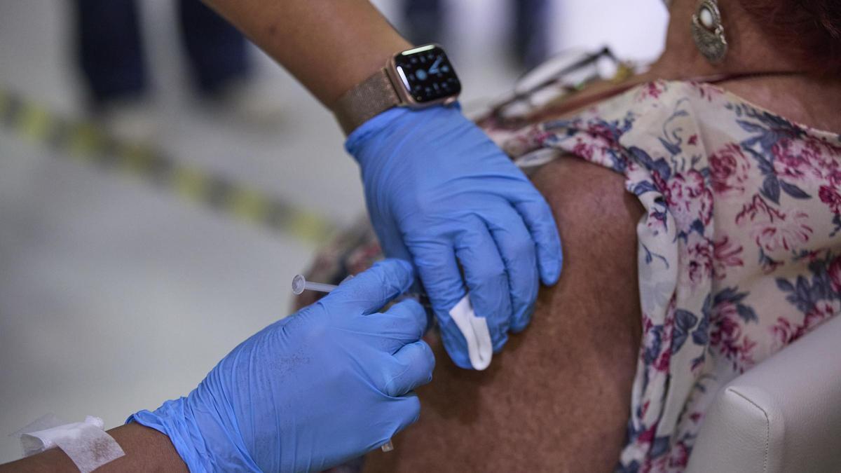 La Comisión de Salud Pública aprueba la "tercera dosis" de la vacuna a los mayores de 65 años