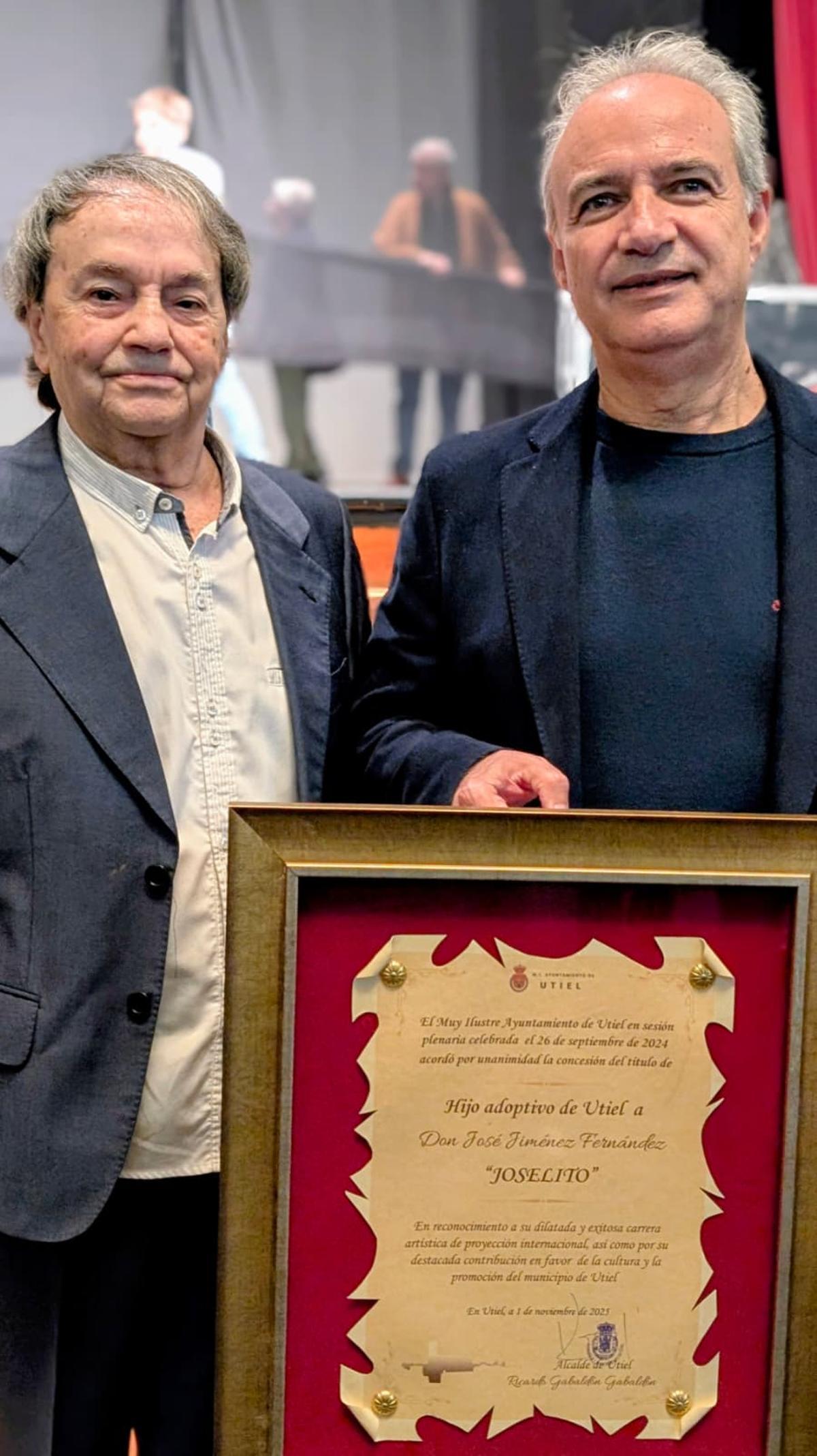 &quot;Joselito&quot; con la distinción de Hijo Adoptivo de Utiel junto al alcalde, Ricardo Gabaldón.