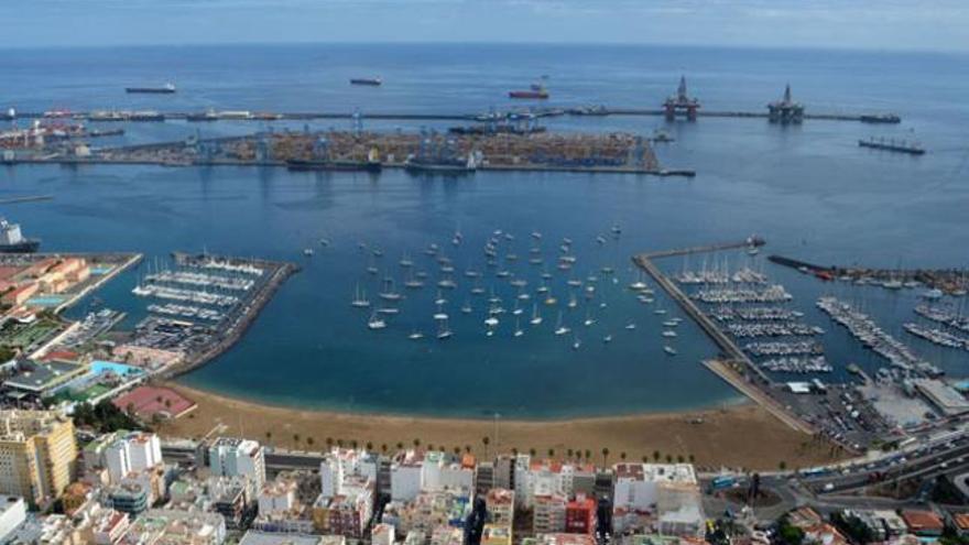Vista aérea del Puerto de Las Palmas, con dos plataformas petrolíferas fondeadas en el dique Reina Sofía. | yaiza socorro
