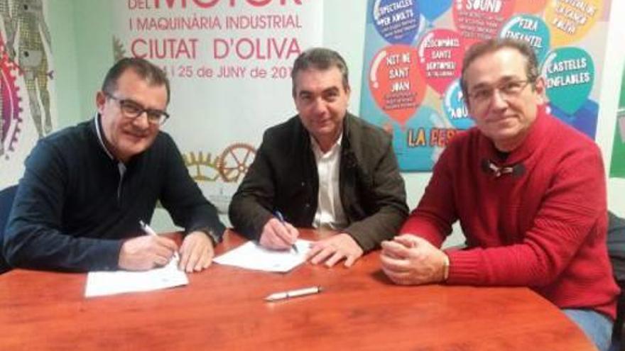 Salzar y el presidente de la FdF, Vicente Pérez, firman el acuerdo.