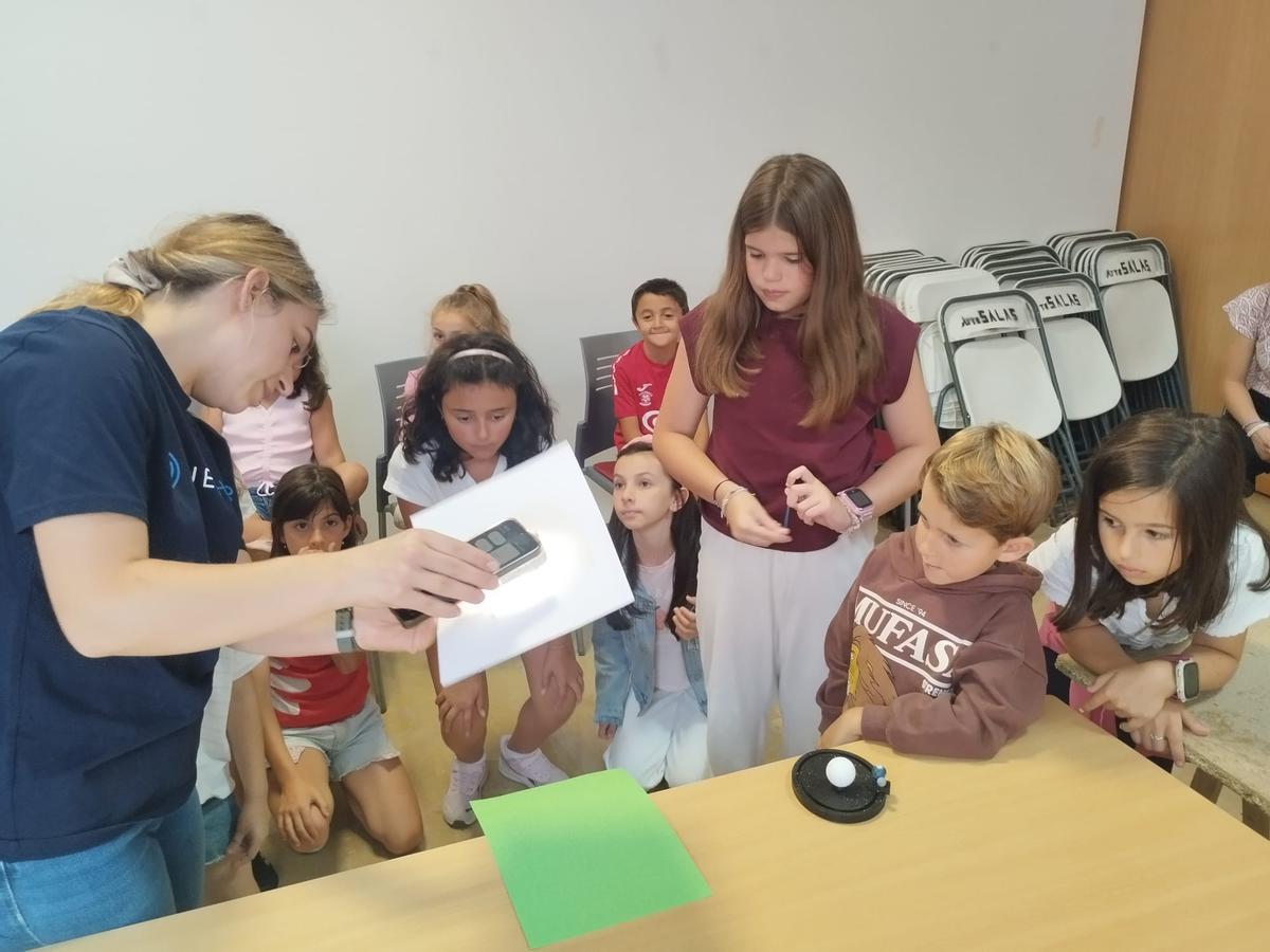 El taller "Misión Eclipse" en el Centro Cultural "Juan Velarde" de Salas, en imágenes