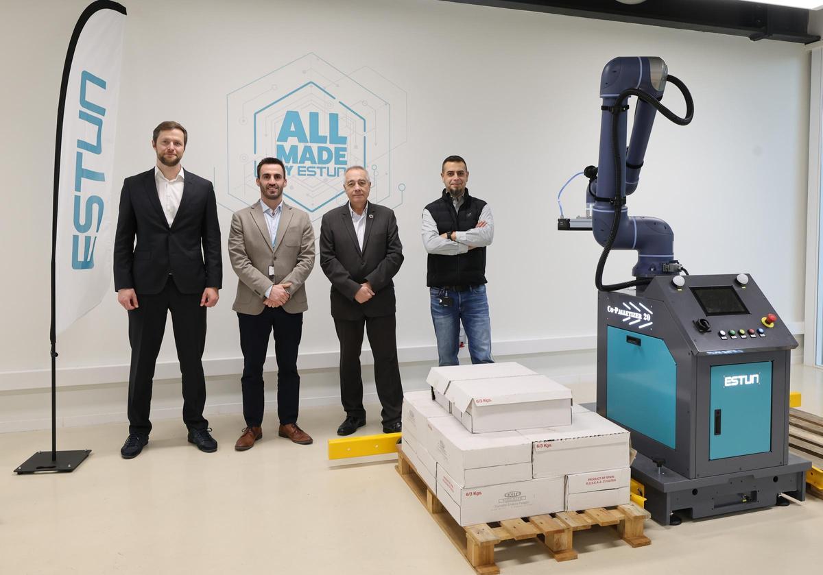 El delegado especial del Estado en el CZFB, Pere Navarro (tercero por la izquierda), junto al equipo de Estun y uno de sus robots.