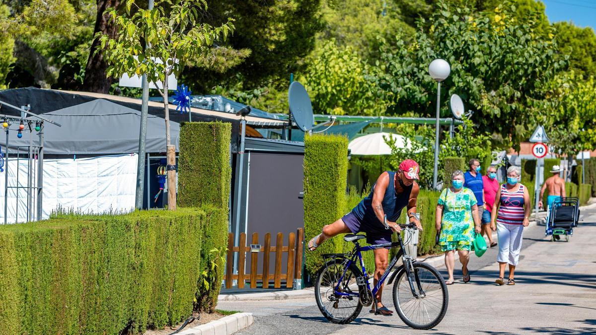 Turistas alojados en un campings de  la provincia de Alicante