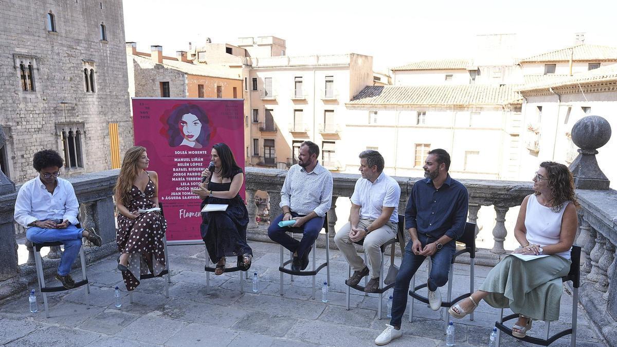 La presentació del FlamenGI, amb presència institucional, la directora Noemí Osorio i la cantant Soleá Morente.