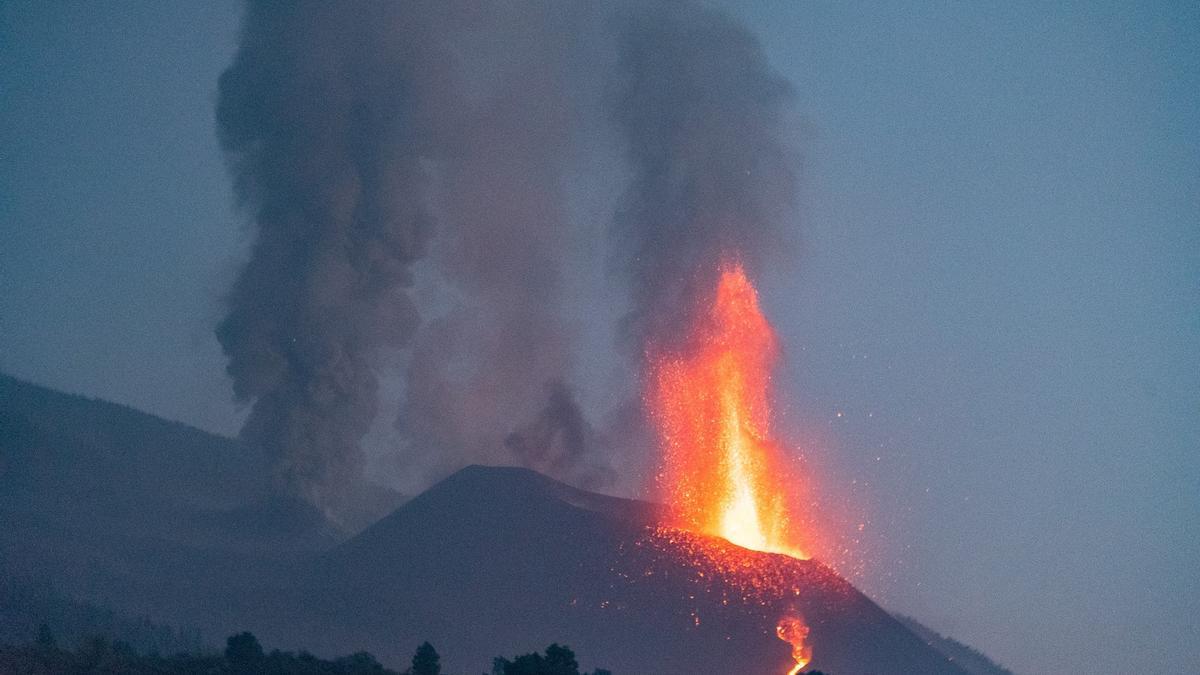 Explosiones violentas en el cono principal con la columna de humo procedente de la  nueva boca al fondo