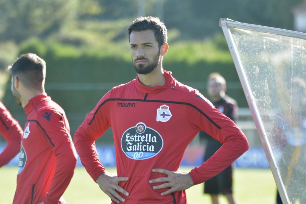 Natxo González programó una sesión con circuito físico, ejercicios tácticos y acciones a balón parado en el penúltimo entrenamiento antes de recibir al Elche en Riazor.