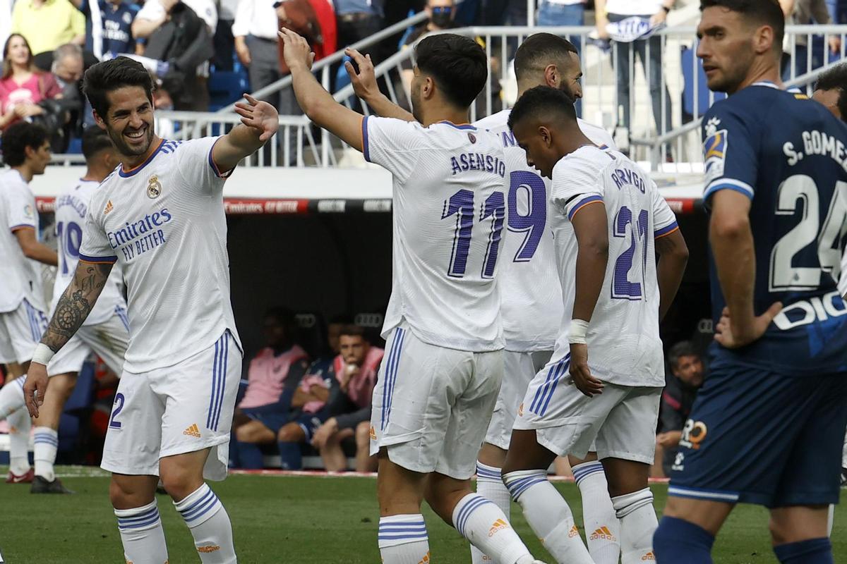 MADRID, 30/04/2022.- El delantero del Real Madrid Marco Asensio (c) celebra con su compañero Isco (i) su gol ante el Espanyol el tercero del equipo, durante el partido de Liga que Real Madrid y Espanyol disputan este sábado en el estadio Santiago Bernabéu de la capital. EFE/Chema Moya