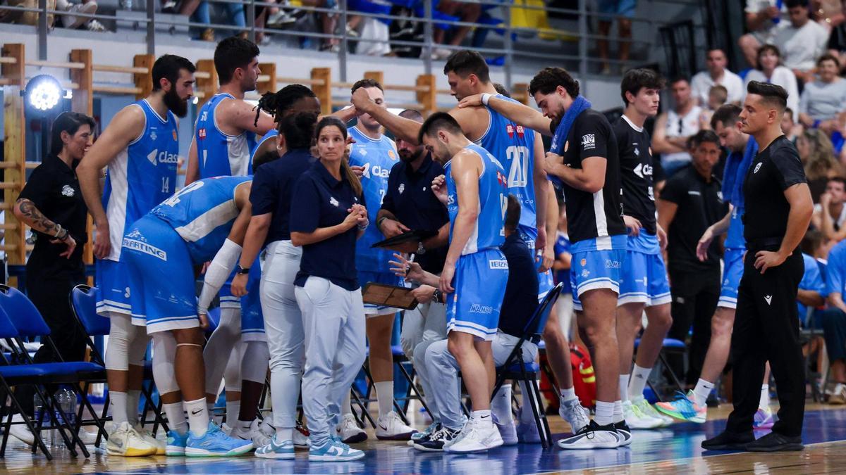 Los jugadores del Class Sant Antoni atienden una charla técnica en el último partido ante Caja 87.