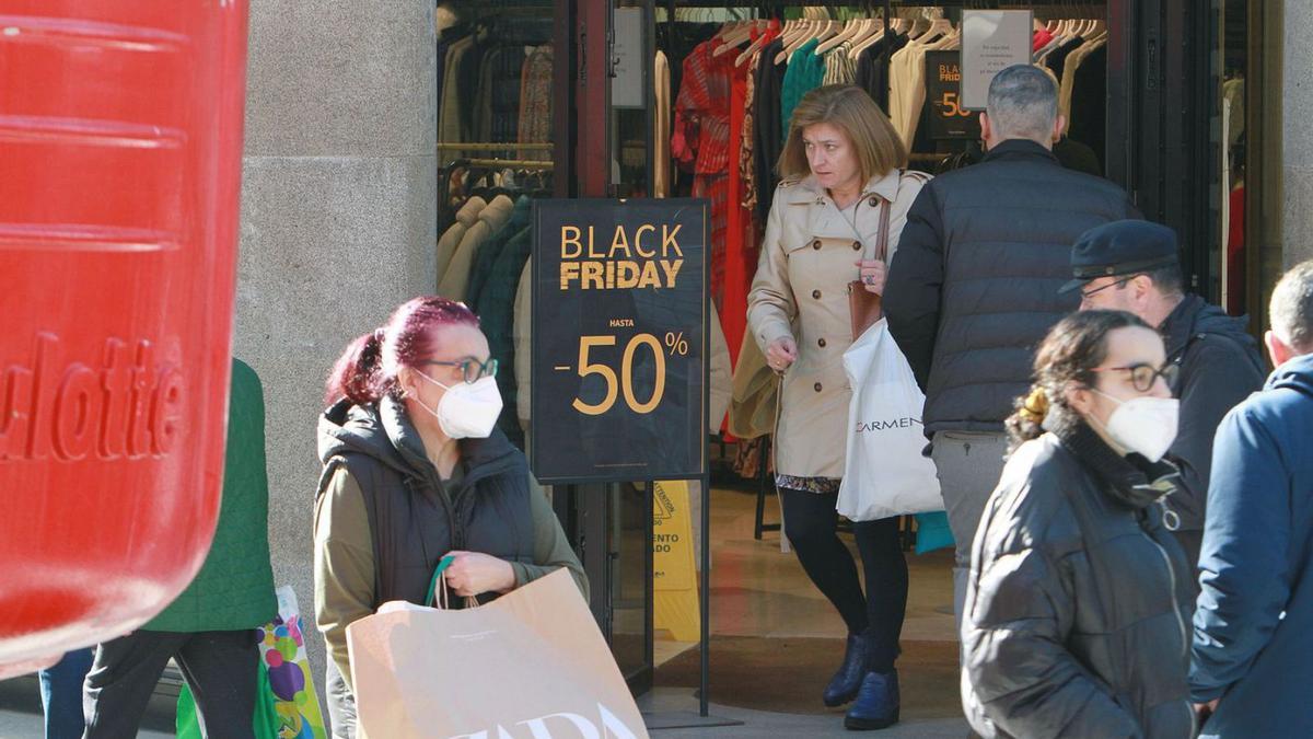 Los descuentos del Black Friday adelantan las compras navideñas | IÑAKI OSORIO