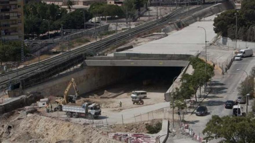 Imagen tomada ayer de las obras de entrada del AVE en Alicante desde el Puente Rojo de la Gran Vía que, finalmente, no desaparecerá.