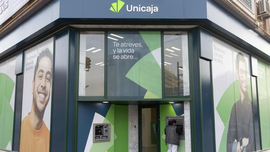 Una oficina de Unicaja Banco, con el nuevo logo corporativo.