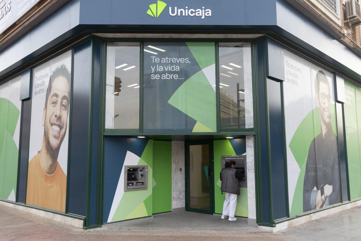 Una oficina de Unicaja Banco, en el nuevo logo corporativo.
