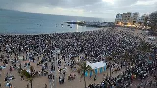 Cientos de personas esperan en Las Canteras tras la llamada de Quevedo