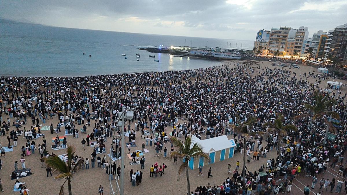 Cientos de personas esperan en Las Canteras tras la llamada de Quevedo