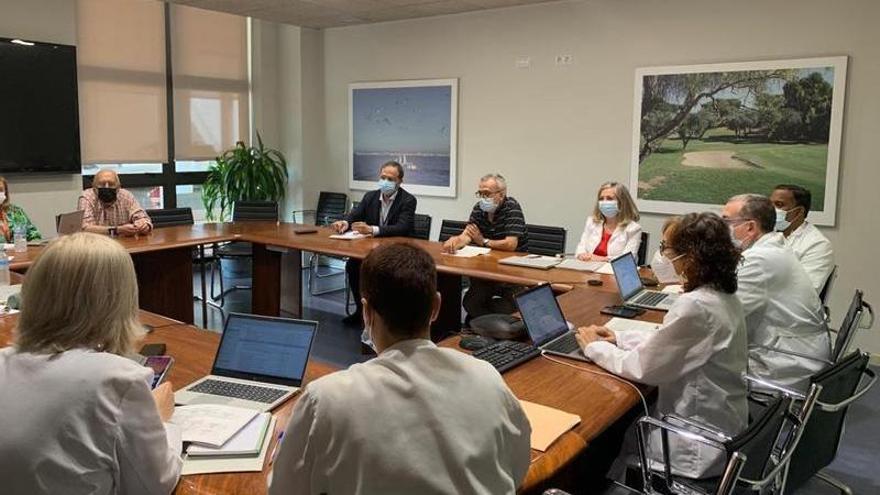 Reunión de la dirección médica, gerente, responsables del servicio de Urgencias y de la Conselleria de Sanidad hoy en el Hospital Universitario de Torrevieja